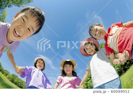 公園で遊ぶ子供たち 60099052
