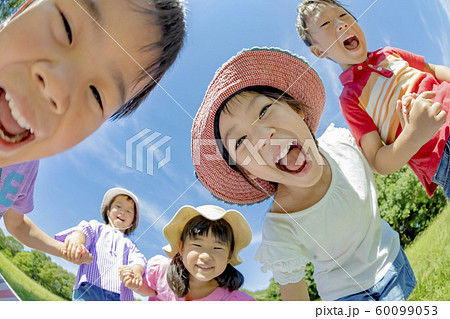 公園で遊ぶ子供たち 60099053