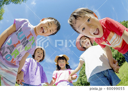 公園で遊ぶ子供たち 公園で遊ぶ子供たち 60099055