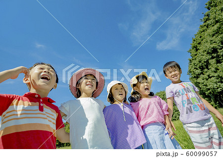 公園で遊ぶ子供たち 60099057