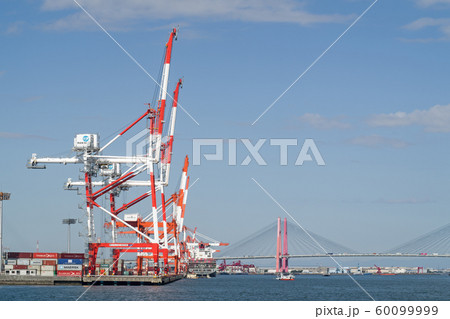 名古屋港のコンテナ埠頭の景色 60099999