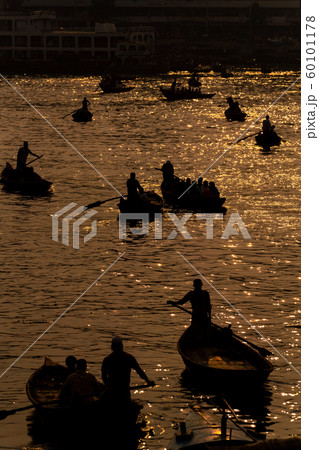 ダッカ・ショドルガットの渡船のシルエット 60101178