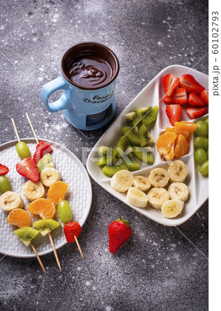 Sweet chocolate fondue with fruits Sweet chocolate fondue with fruits 60102793