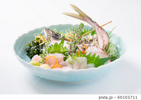 鯵のたたきとカサゴの刺身の盛り合わせ 鯵のたたきとカサゴの刺身の盛り合わせ 60103711