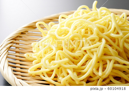 調理前の焼きそばの麺 調理前の焼きそばの麺 60104918