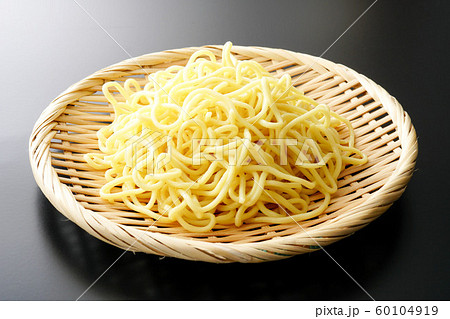 調理前の焼きそばの麺 60104919