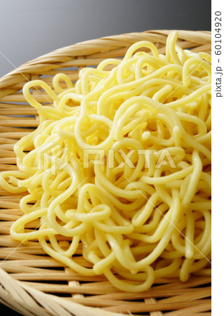 調理前の焼きそばの麺 60104920