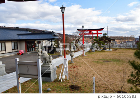 晩秋の北海道函館市で北海道東照宮の境内の風景を撮影 晩秋の北海道函館市で北海道東照宮の境内の風景を撮影 60105583