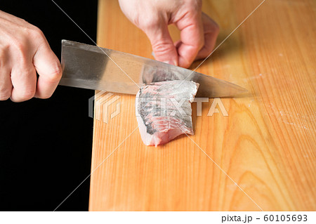 鯵の皮を引く板前 60105693