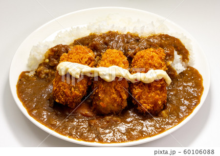 カキフライカレー(カキフライトッピングビーフカレーライス)。(白皿･白バック) 60106088