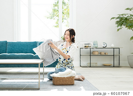 主婦 家事 洗濯 リビング 60107067