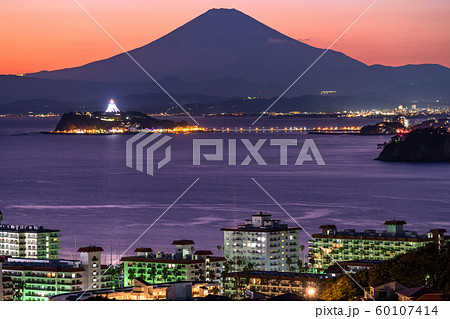 《神奈川県》富士山と江ノ島・湘南海岸の日没 《神奈川県》富士山と江ノ島・湘南海岸の日没 60107414