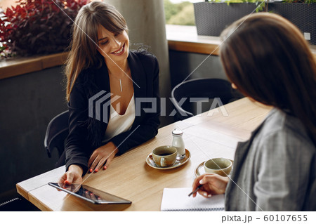 Two businesswomen working in a cafe 60107655