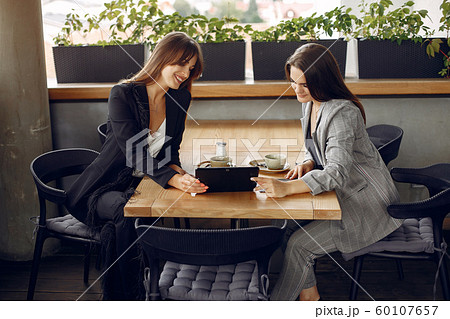 Two businesswomen working in a cafe 60107657