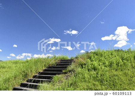 青空と雲と土手と階段の背景素材 天空へと続く階段 暑中見舞い テンプレートの写真素材