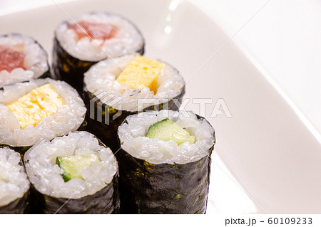 細巻盛り合わせ(鉄火･玉子･胡瓜)の、かっぱ巻(キュウリ)を中心としたアップ。 60109233