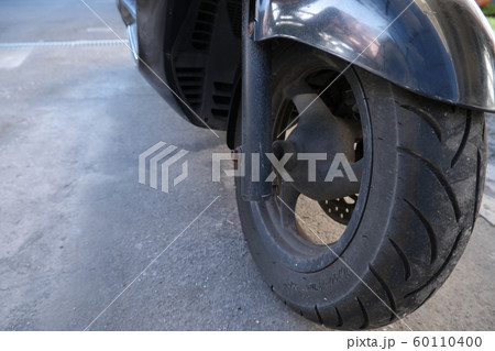 オートバイの太いタイヤ 60110400