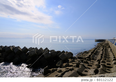 波を止める海に沈められた無数のブロックの風景 波を止める海に沈められた無数のブロックの風景 60112122