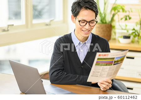 旅行の計画をする男性 60112462