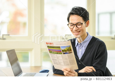 旅行の計画をする男性 60112463