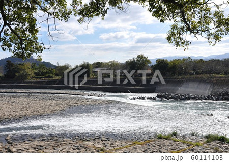 日本唯一の石畳堰「山田堰」(福岡県朝倉市) 日本唯一の石畳堰「山田堰」(福岡県朝倉市) 60114103