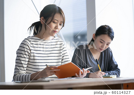 勉強する女性 イメージ 勉強する女性 イメージ 60114327