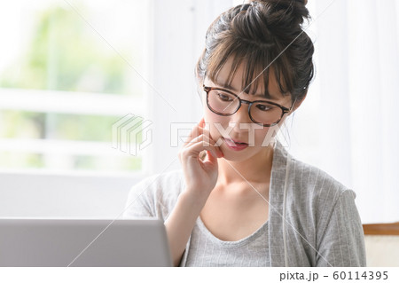女性 ライフスタイル パソコン ネット 女性 ライフスタイル パソコン ネット 60114395