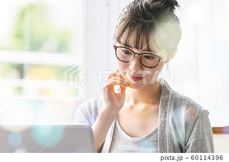 女性 ライフスタイル パソコン ネット 女性 ライフスタイル パソコン ネット 60114396