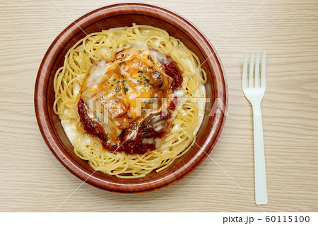 コンビニパスタ　チキンとミートの焼チーズパスタ 60115100