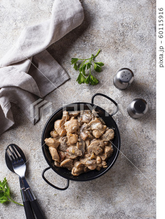 Stewed chicken fillet with mushrooms 60115916