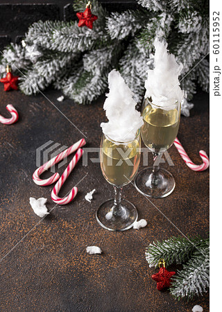 Champagne or prosecco with cotton candy 60115952