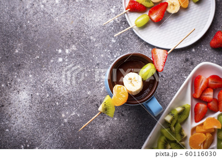 Sweet chocolate fondue with fruits 60116030
