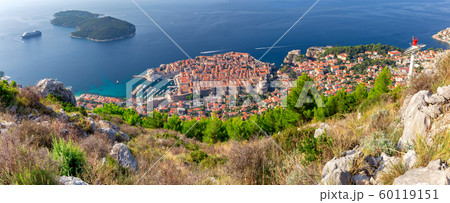 Panoramic aerial view of Dubrovnik on a sunny morning. 60119151