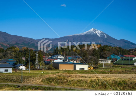 福島県 磐梯山の雪化粧風景 60120362