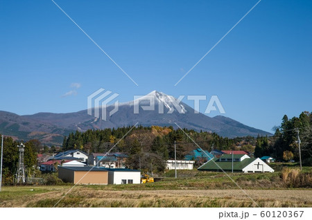 福島県 磐梯山の雪化粧風景 60120367