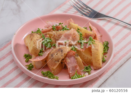 ベーコンとポテトの炒め物 60120556