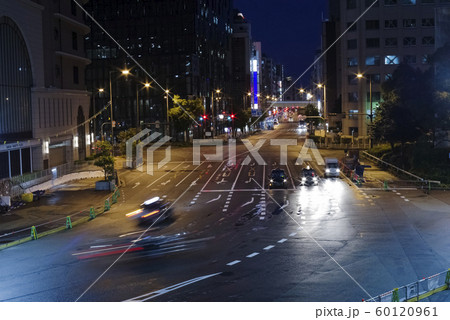 大阪梅田・雨に濡れる阪急前交差点の夜景 60120961