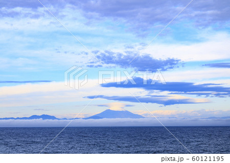 岬と富士 60121195