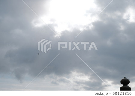 曇り空に輝く太陽の風景 60121810