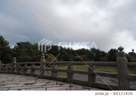 西田橋から眺める石橋記念公園の風景 60121836