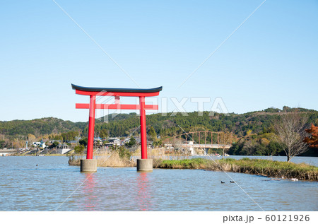亀山湖と亀山水天宮鳥居 （千葉県君津市滝原） 2019年11月現在 60121926