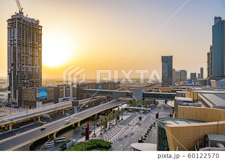 ダウンタウン・ドバイの夜明け(アラブ首長国連邦、ドバイ) 60122570