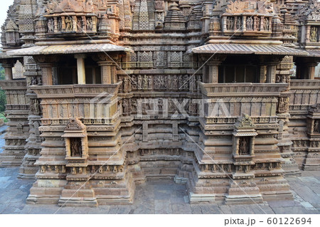 インドのカジュラーホー　世界遺産のカジュラーホー寺院　　美しい彫刻 60122694