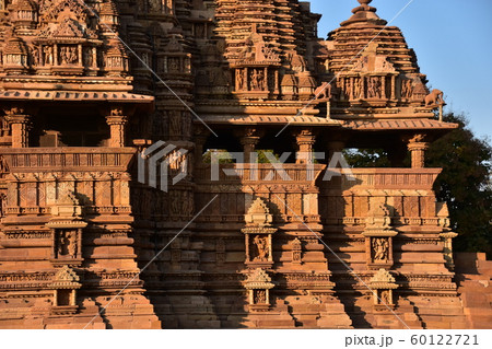 インドのカジュラーホー 世界遺産のカジュラーホー寺院 美しい彫刻と青空 インドのカジュラーホー 世界遺産のカジュラーホー寺院 美しい彫刻と青空 60122721