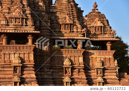 インドのカジュラーホー　世界遺産のカジュラーホー寺院　　美しい彫刻と青空 60122722
