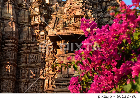 インドのカジュラーホー 世界遺産のカジュラーホー寺院 美しい彫刻と赤い花 インドのカジュラーホー 世界遺産のカジュラーホー寺院 美しい彫刻と赤い花 60122736