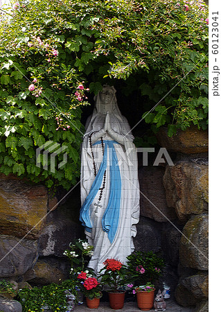 マリア像 カトリック小樽教会富岡聖堂のイラスト素材