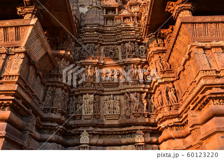 インドのカジュラーホー 世界遺産のカジュラーホー寺院 夕日を浴びて輝く美しい彫刻 インドのカジュラーホー 世界遺産のカジュラーホー寺院 夕日を浴びて輝く美しい彫刻 60123220
