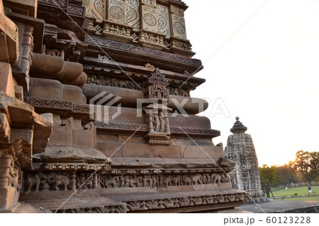 インドのカジュラーホー 世界遺産のカジュラーホー寺院 美しい彫刻と夕暮れ インドのカジュラーホー 世界遺産のカジュラーホー寺院 美しい彫刻と夕暮れ 60123228