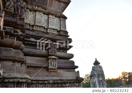 インドのカジュラーホー　世界遺産のカジュラーホー寺院　　美しい彫刻と夕暮れ 60123232